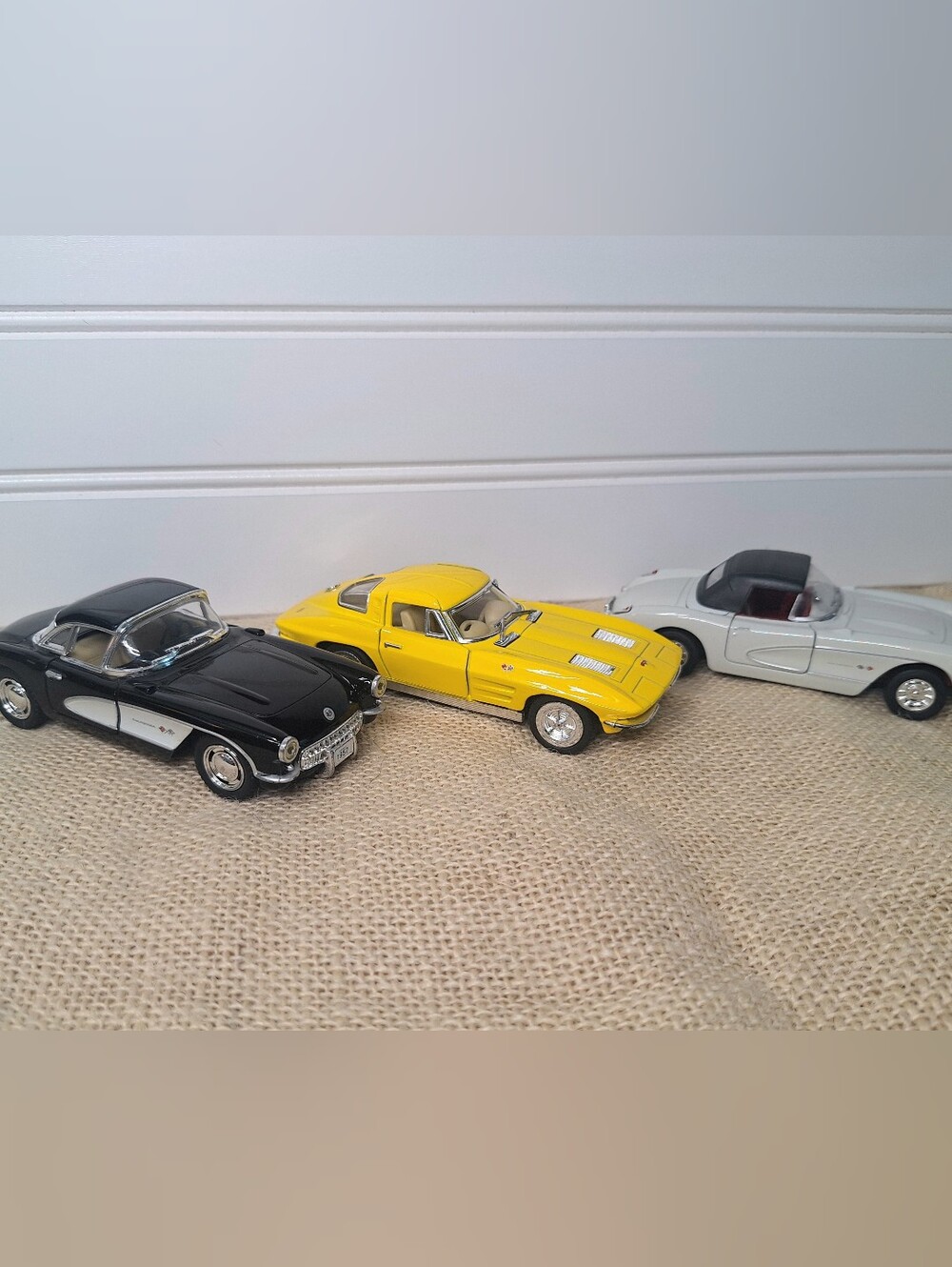 Lot Of 3 Chevrolet Corvette, Stingray Die Cast Cars. Kinsmart, Welly. 1/36, 1/43